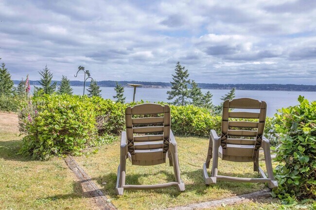 Building Photo - Gorgeous Langley Home With Water View and ...