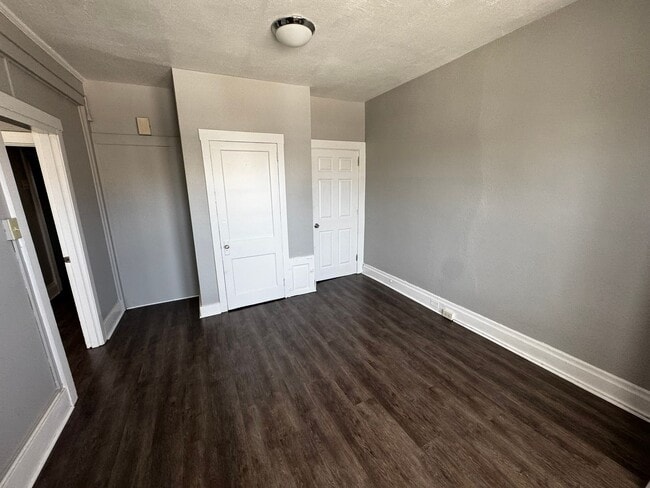 Building Photo - Newly Remodeled Two Bedroom Apartment in Squirrel Hill