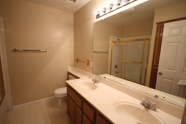 Building Photo - 4BR/2.5 BA / 1914 SF | New Carpet | Tenant...