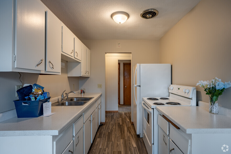 1BR, 1BA - 665SF - Kitchen - Marjon Terrace