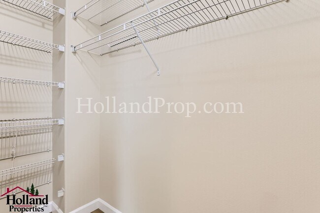 Building Photo - Stunning 4-Bedroom Townhouse with Dual Master Suites and Convenient 2-Car Garage in Hillsboro!