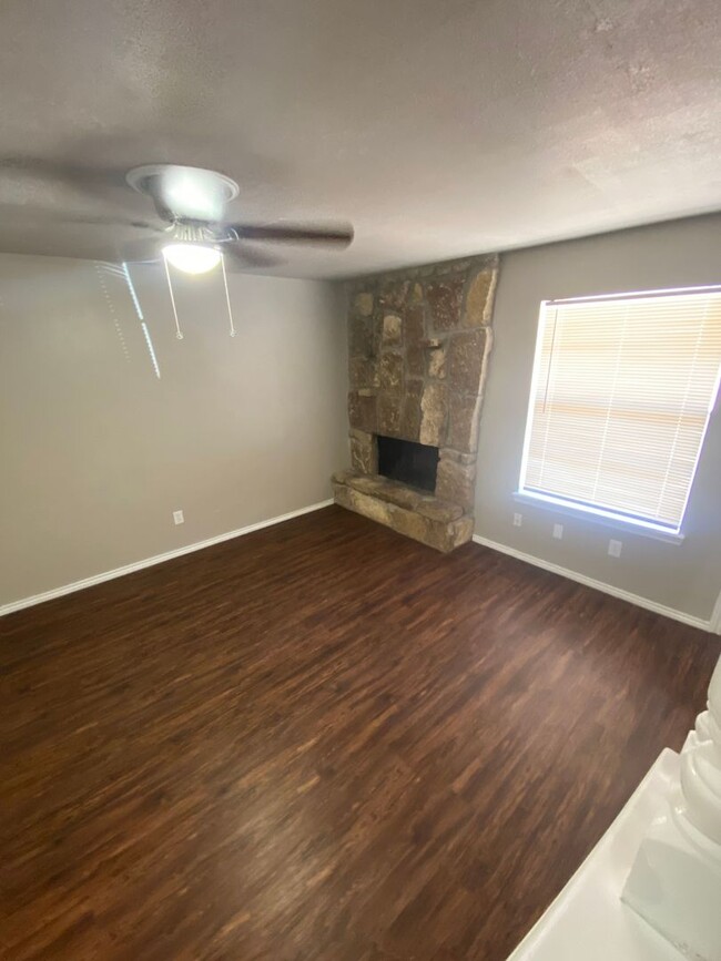 Building Photo - 2 Bedroom 1.5 Bathroom Townhouse