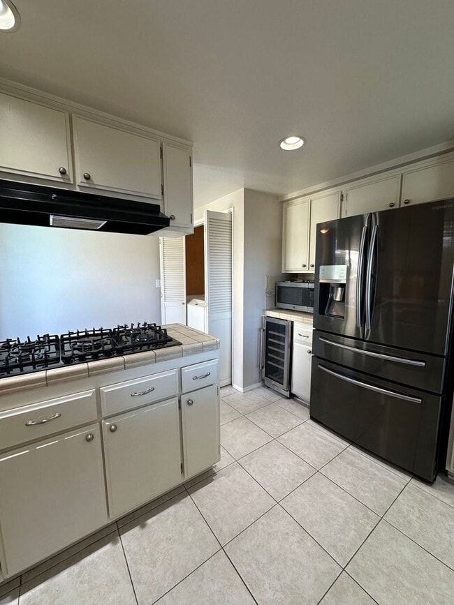 Building Photo - Huge 2 Bedroom 2 Bath Available For Immedi...