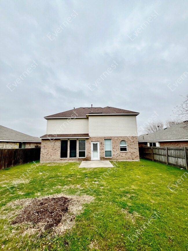 Building Photo - Spacious 3-Bedroom Home with Modern Kitche...
