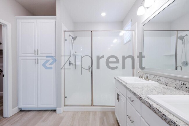 Building Photo - Unit