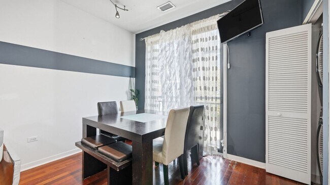 Building Photo - 510 W Elm St