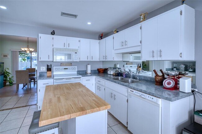 Building Photo - 76 Sandstone Cir