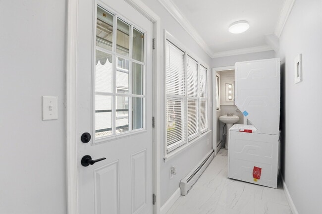 Building Photo - Beautiful Duplex with Charm
