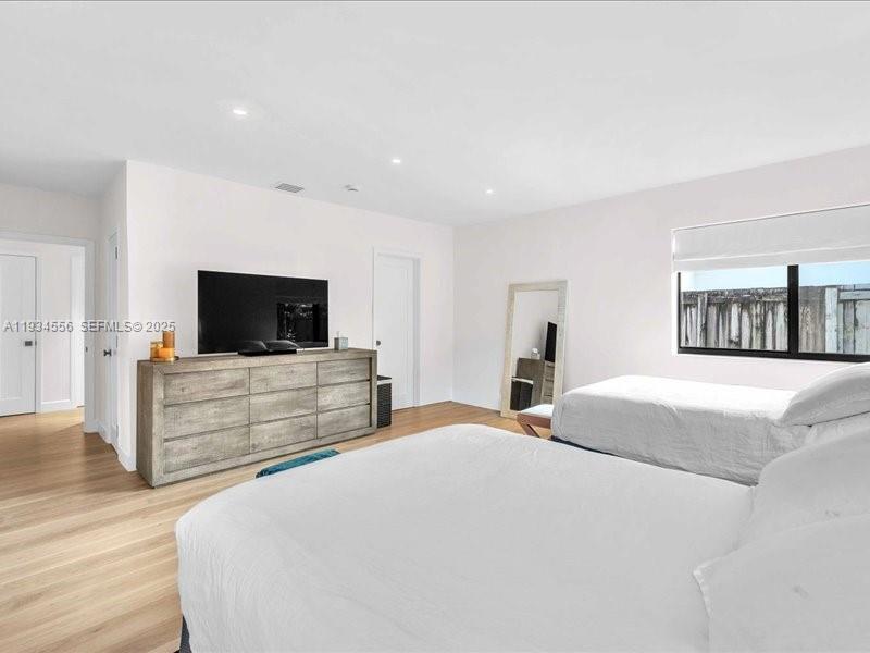 Building Photo - 920 W 47th Ct