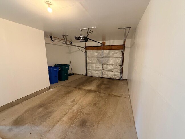 Building Photo - 26201 Chesapeake Cir