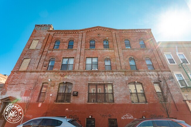 Building Photo - 28 Locust St
