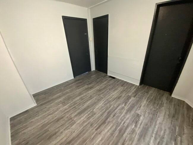 Building Photo - 17 Fairweight-