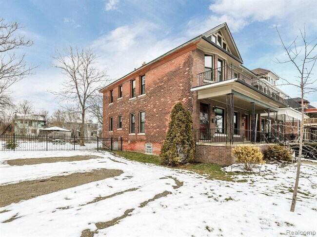 Building Photo - 615 Belmont St