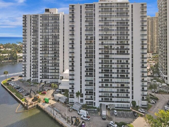 Building Photo - 20515 E Country Club Dr
