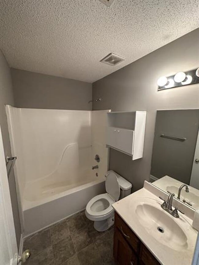 Building Photo - Charming 3-Bedroom Home in Cordova – Styli...