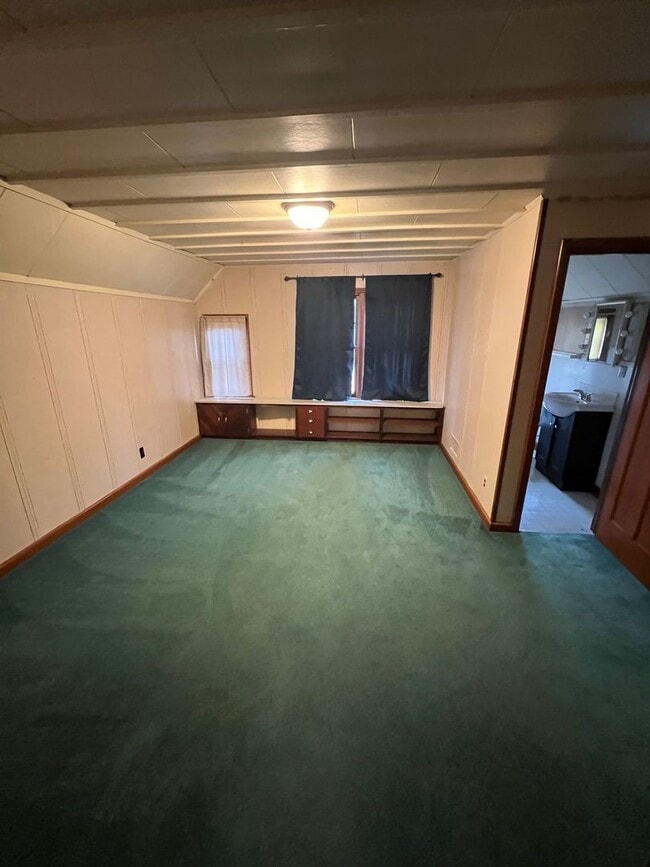 Building Photo - Very Spacious 4 Bedroom 2 1/2 Bath House Close to Campus!