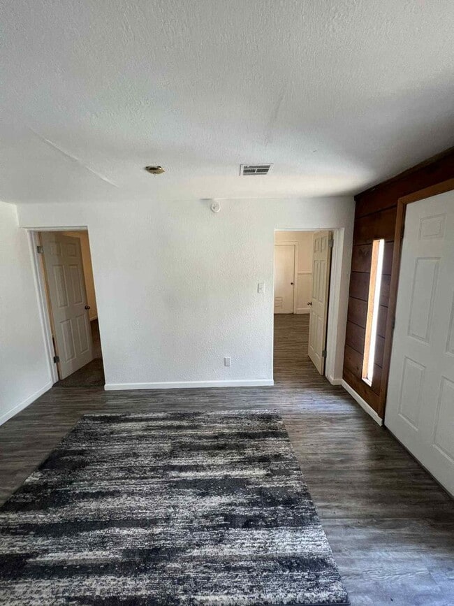 Building Photo - Newly Remodeled 3 Bedroom / 2 Bathroom Hom...