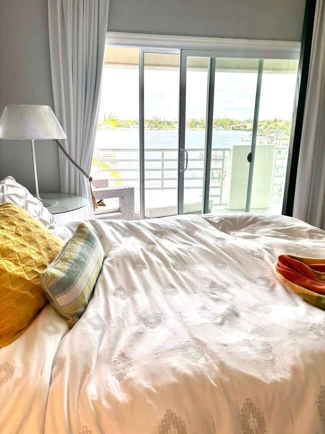 Building Photo - 328 N Lake Dr