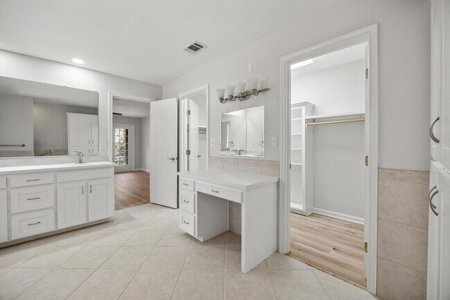 Building Photo - 1100 Chapparal Dr