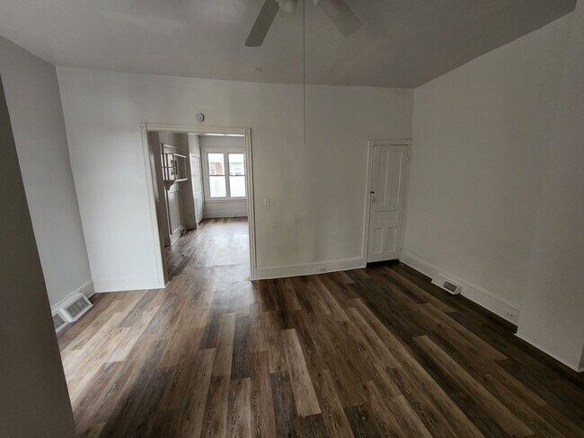 Building Photo - 834 E 17th St