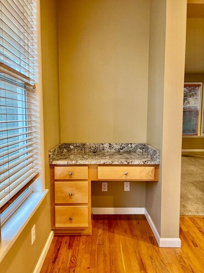 Building Photo - 4 Bed / 2.5 Bath Kirkland single family ho...