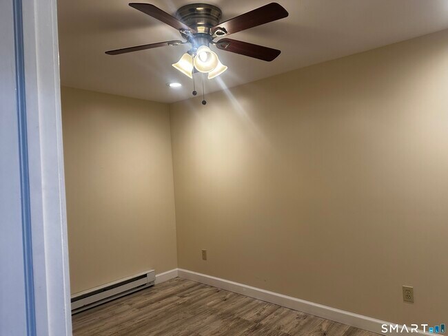 Building Photo - 4 Eastview Dr