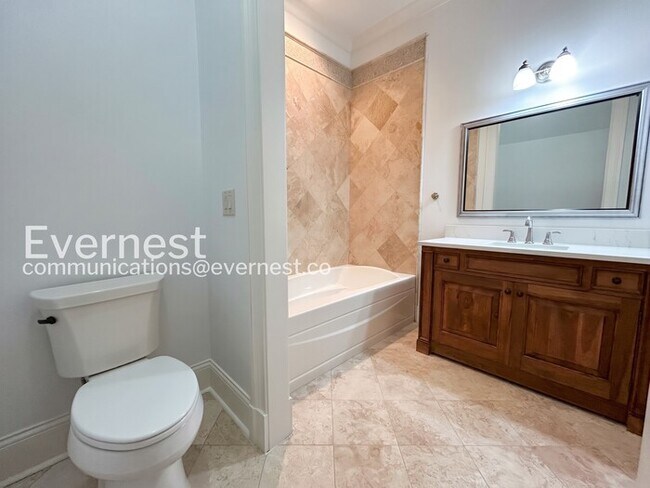 Building Photo - Spacious 7 Bed/8 Bath Home with Garage / Pet-Friendly / Available Now!