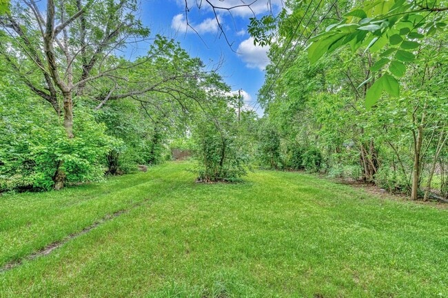 Building Photo - Newly remodeled 3 bedroom/2 baths coming s...