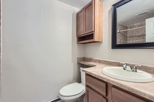 Building Photo - 2-Bed Retreat in Englewood – Rent includes heating, water, and trash