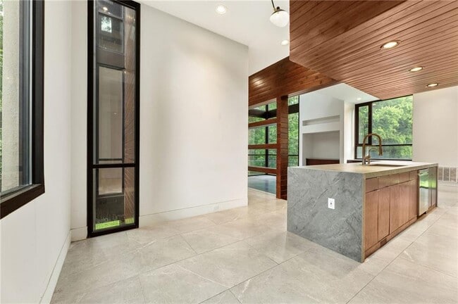 Building Photo - 2105 Fairhaven Cir NE