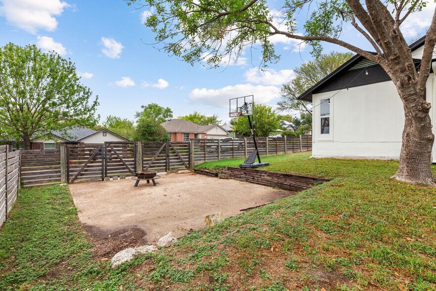 Building Photo - 4901 Howden Cir