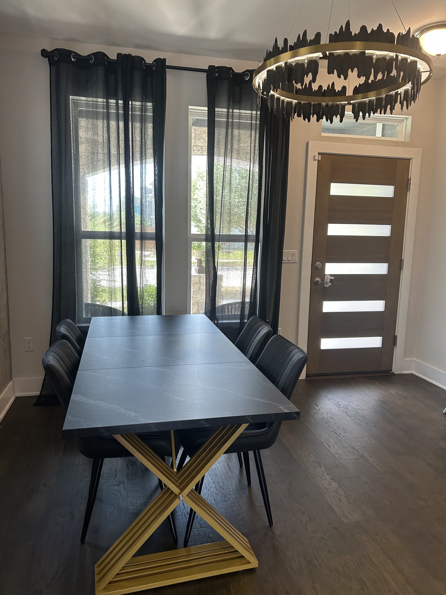 Shared dining room. - 9126 Cattle Baron Path