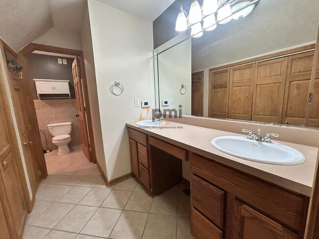 Building Photo - 5107 White Oak Terrace