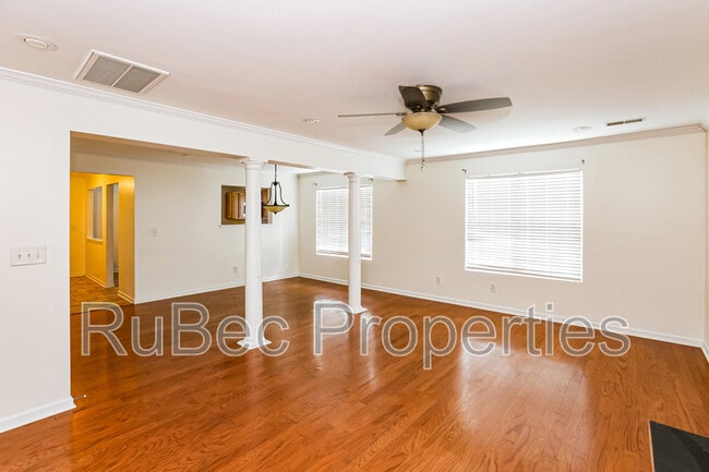 Building Photo - 3405 Broadwick St