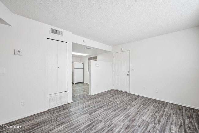 Building Photo - 436 W Clark St