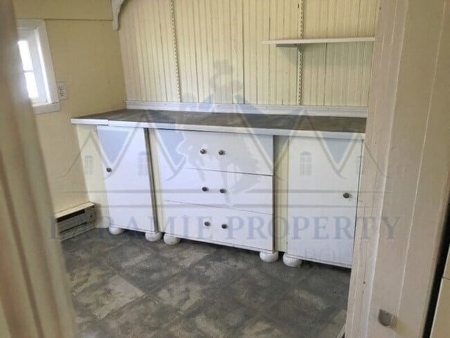 Building Photo - 911 E Steele St