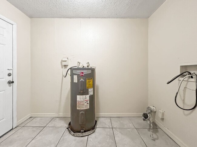 Building Photo - Updated and Move-In Ready in Prime Tampa Location! 4bed | 1bath