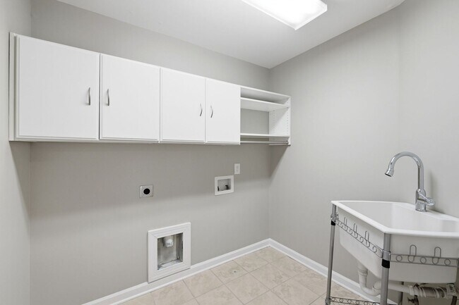 Building Photo - Gorgeous and Spacious 5 Bedroom Home, Cul-de-sac lot, Vaulted Ceilings, Large Backyard, Stunning ...
