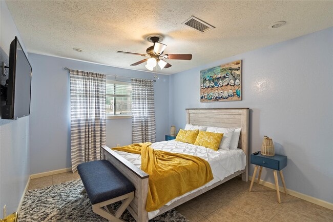 Building Photo - 1405 Delabrook Ct