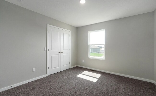 Building Photo - Like New 3 Bedroom Home - Hills of Olde Savannah