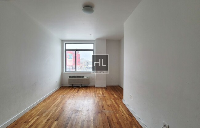 Building Photo - NOLL STREET / Spacious 2 Bed 1 Bath / Grea...