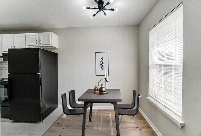 Building Photo - Renovated 2 Bedroom with Washer + Dryer Av...