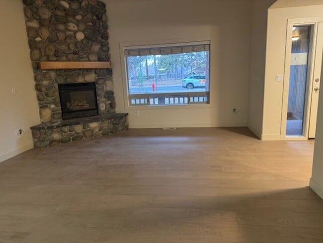 Building Photo - Family home just across from Pine Ridge elementary