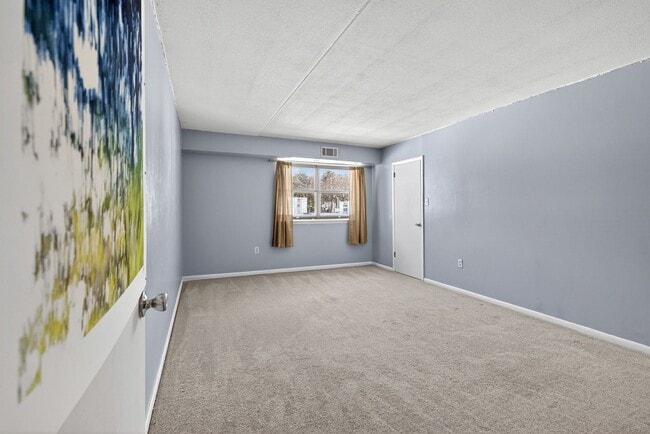 Building Photo - 1 Bedroom Condo Walking distance to UofD  Showing Friday 3/27 2:30-2:45pm