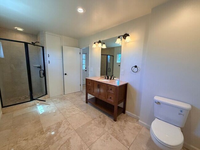 Building Photo - 3 Bed and 3 Bath Home Located Off of Forest Ave