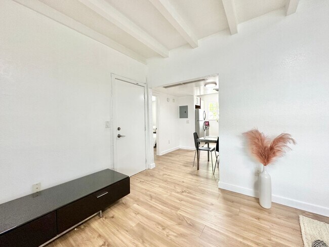 Building Photo - LARGE 1 BEDROOM FULLY FURNISHED IN WATERFR...