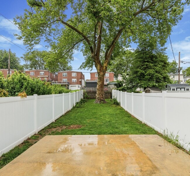 Building Photo - Charming Twin Home in Conshohocken - Pet F...