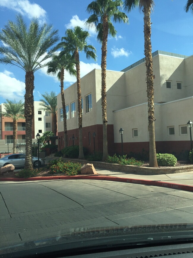 Building Photo - Amazing unfurnished 2 bedroom condo at Par...