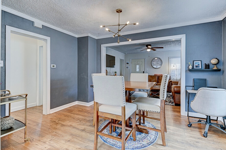 dining - 523 E Cache La Poudre St