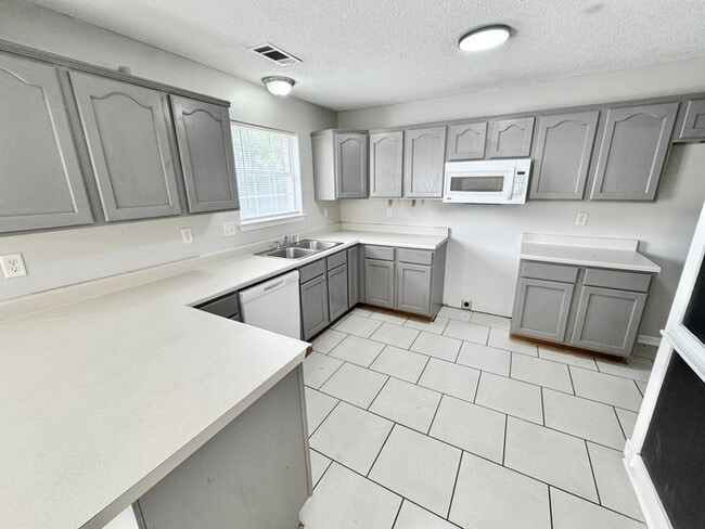 Building Photo - 140 Pinewood Dr